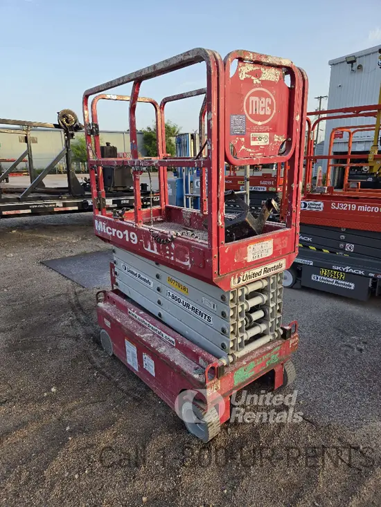 2018 MEC MICRO 19 Scissor Lift