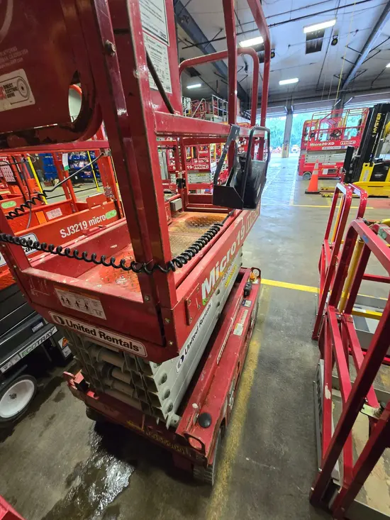 2019 MEC MICRO 19 Scissor Lift
