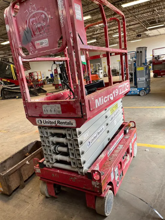 2018 MEC MICRO 19 Scissor Lift