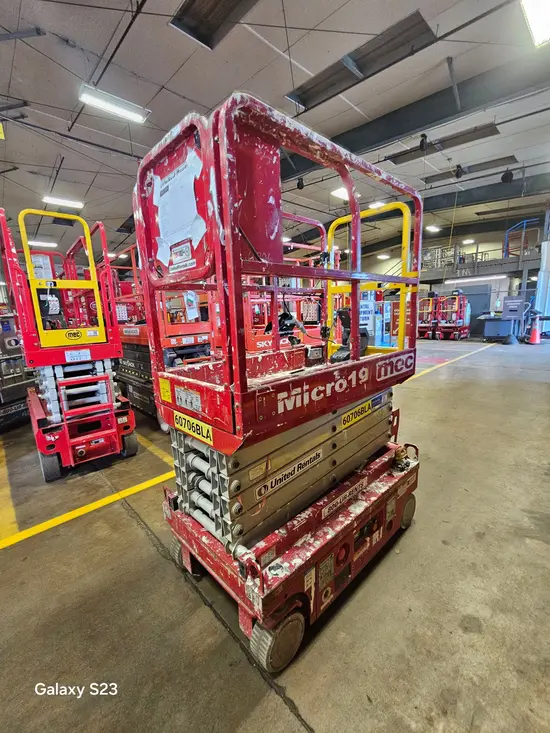 2018 MEC MICRO 19 Scissor Lift
