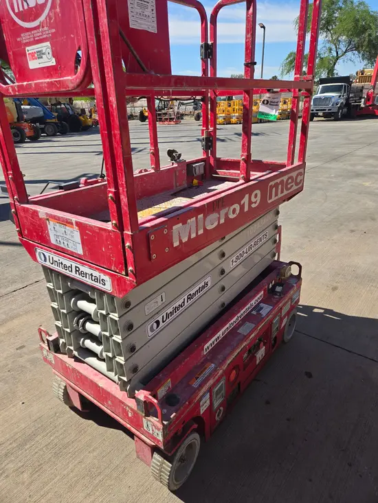2018 MEC MICRO 19 Scissor Lift