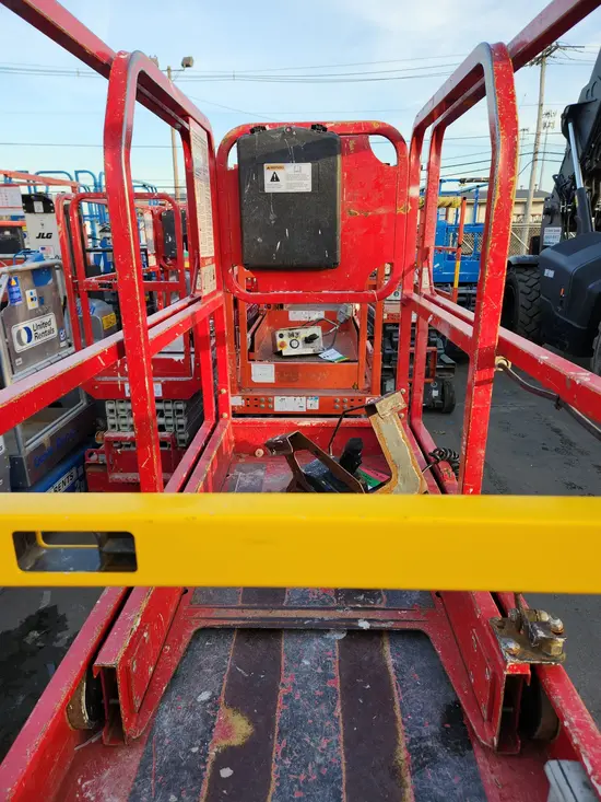 2017 MEC MICRO 19 Scissor Lift