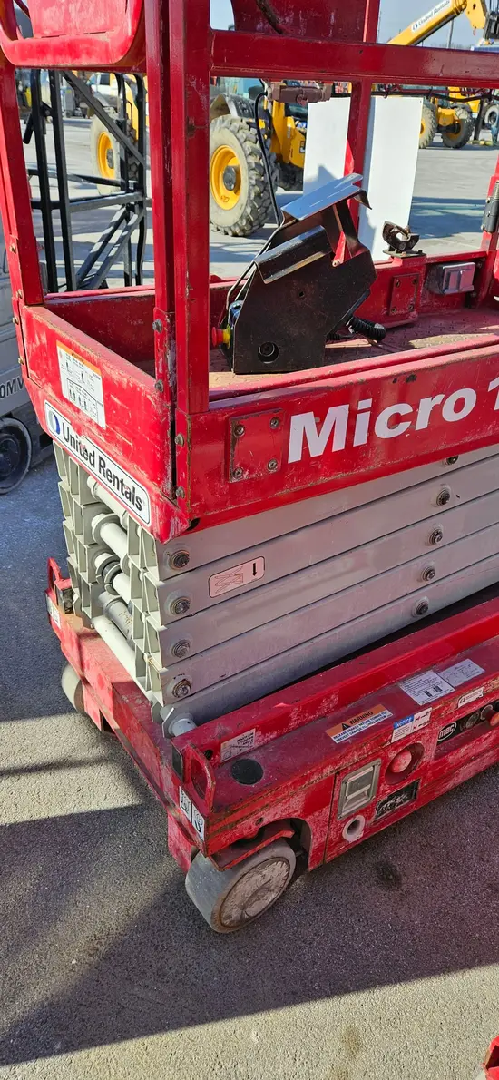 2018 MEC MICRO 19 Scissor Lift