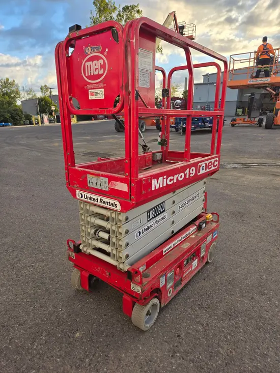 2018 MEC MICRO 19 Scissor Lift
