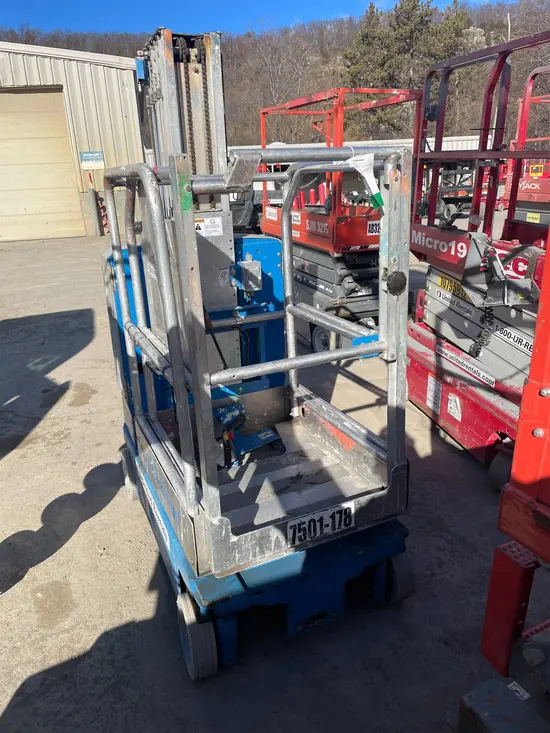 2018 Genie GR-20 Self-Propelled One-Person Lift