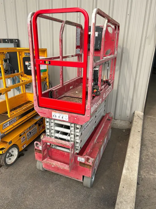 2019 MEC MICRO 19 Scissor Lift