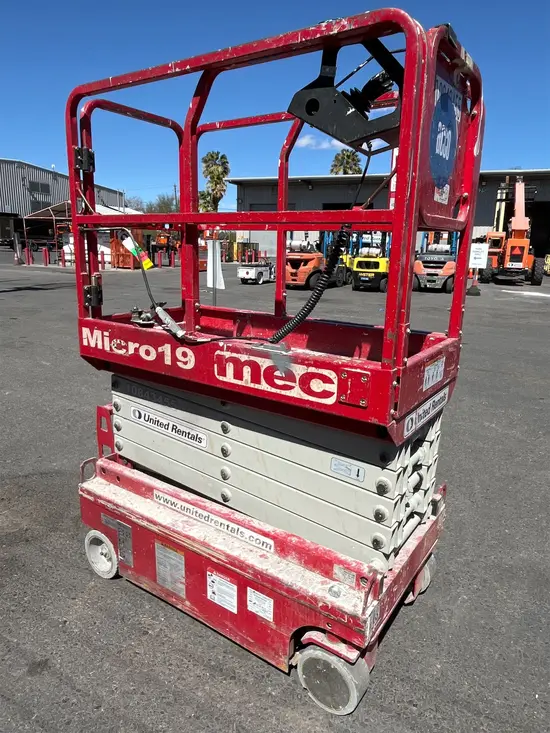 2018 MEC MICRO 19 Scissor Lift