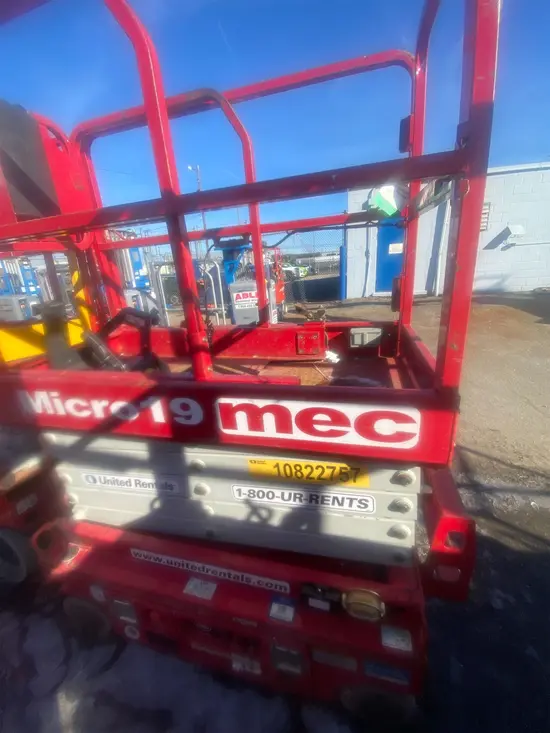 2018 MEC MICRO 19 Scissor Lift