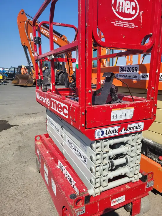 2017 MEC MICRO 19 Scissor Lift