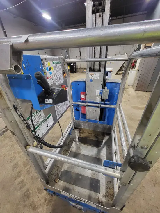 2017 Genie GR-20 Self-Propelled One-Person Lift
