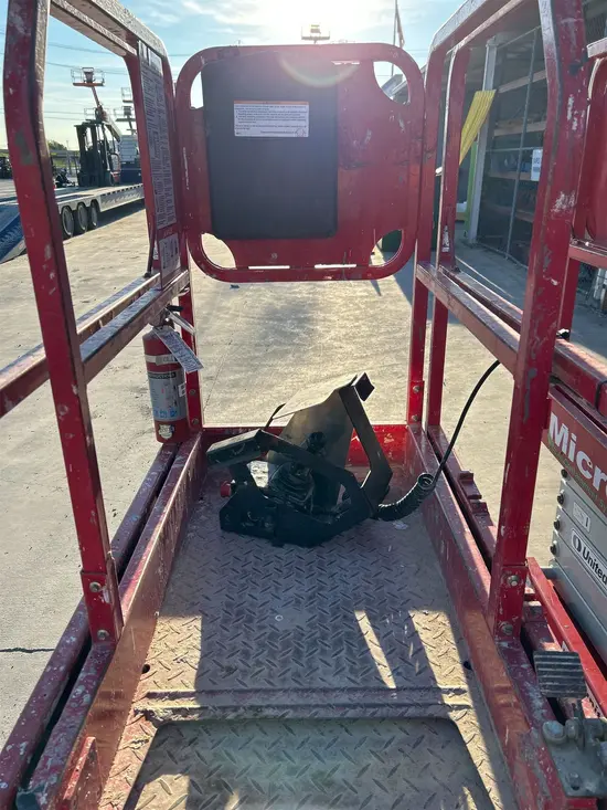 2018 MEC MICRO 19 Scissor Lift