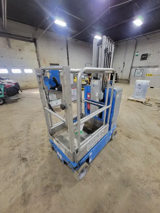 2017 Genie GR-20 Self-Propelled One-Person Lift