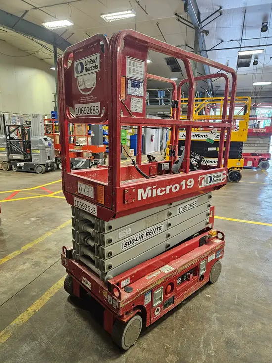 2017 MEC MICRO 19 Scissor Lift