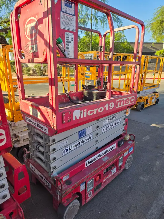 2018 MEC MICRO 19 Scissor Lift