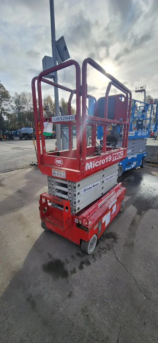 2018 MEC MICRO 19 Scissor Lift