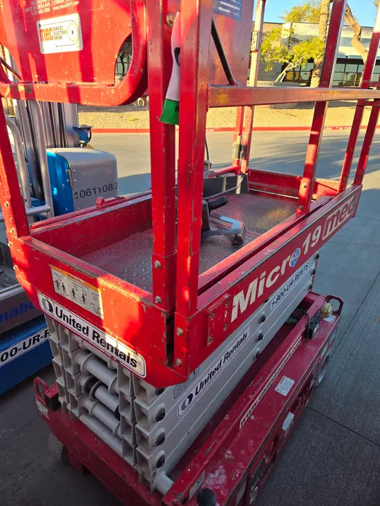2018 MEC MICRO 19 Scissor Lift