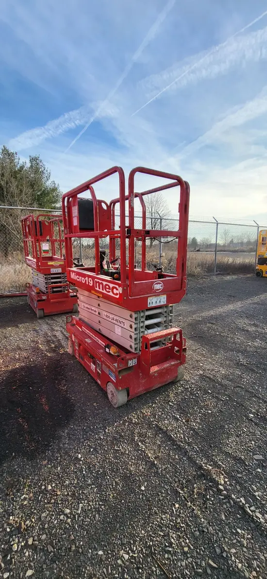 2018 MEC MICRO 19 Scissor Lift