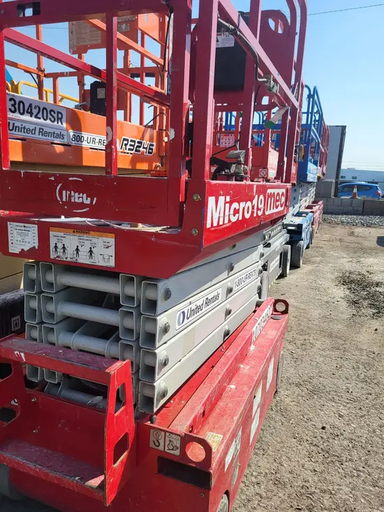 2017 MEC MICRO 19 Scissor Lift