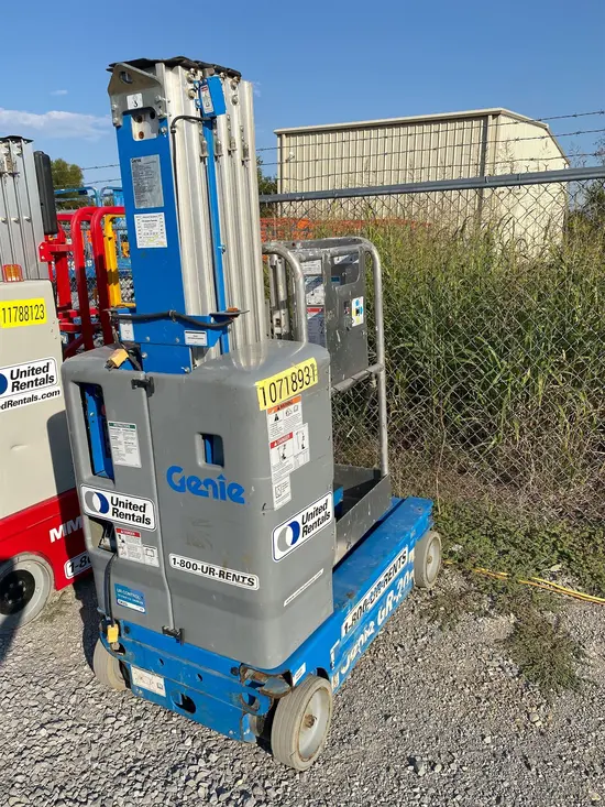 2018 Genie GR-20 Self-Propelled One-Person Lift