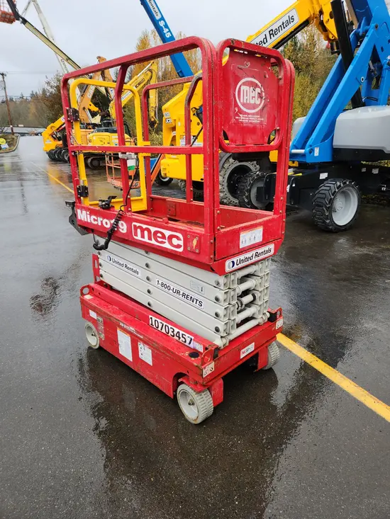 2017 MEC MICRO 19 Scissor Lift