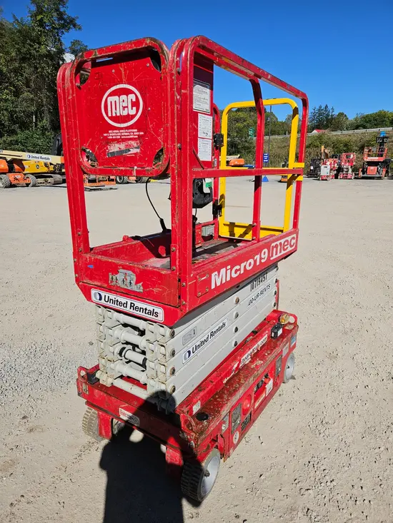 2018 MEC MICRO 19 Scissor Lift