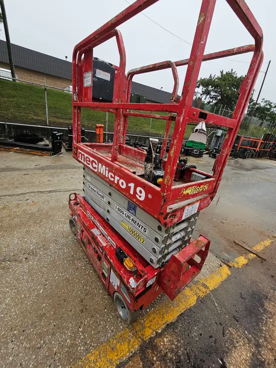 2019 MEC MICRO 19 Scissor Lift