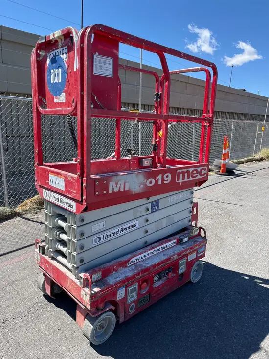 2018 MEC MICRO 19 Scissor Lift