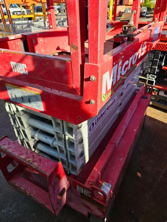 2019 MEC MICRO 19 Scissor Lift