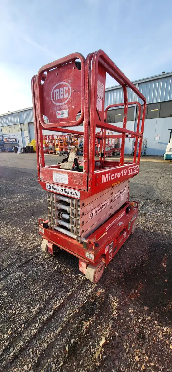 2018 MEC MICRO 19 Scissor Lift